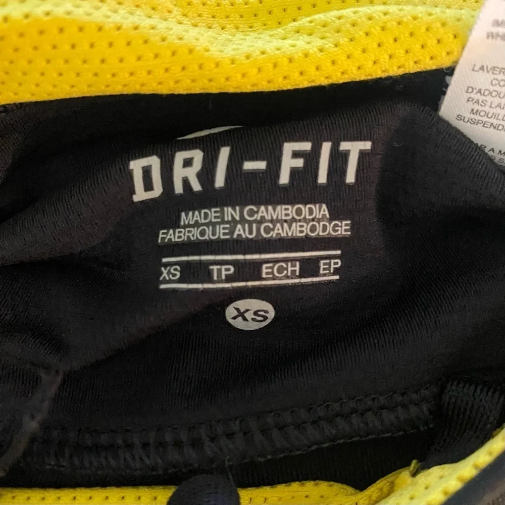 Nike Dri Fit Livestrong Cropped Legging Women Size XS  Stretch biker
